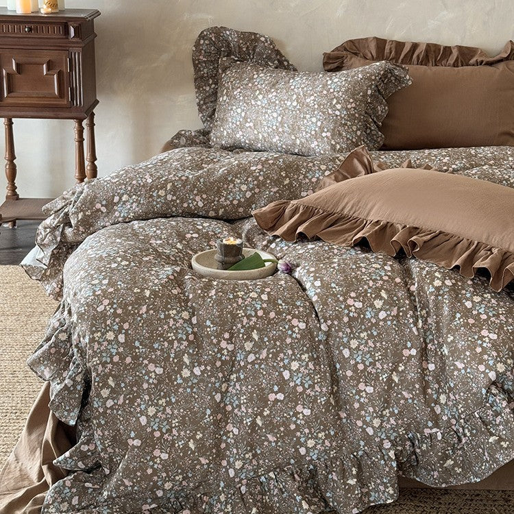 Quilted duvet cover set with ruffle and delicate floral pattern
