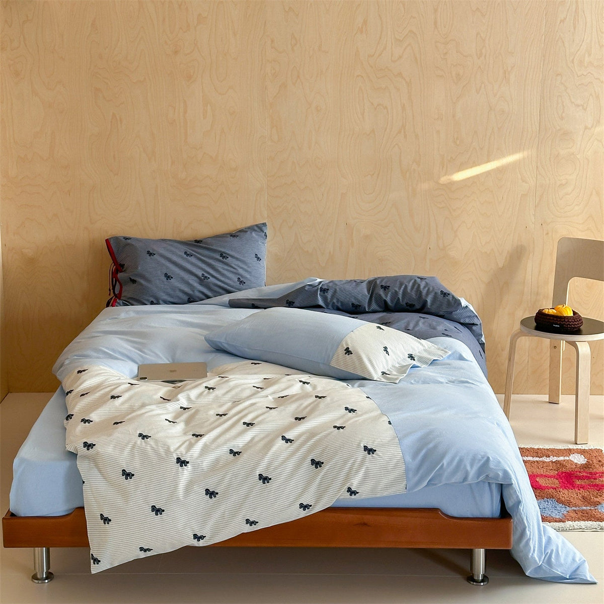 Bedding set made of cotton satin with embroidered horse appliqués and patchwork stripes
