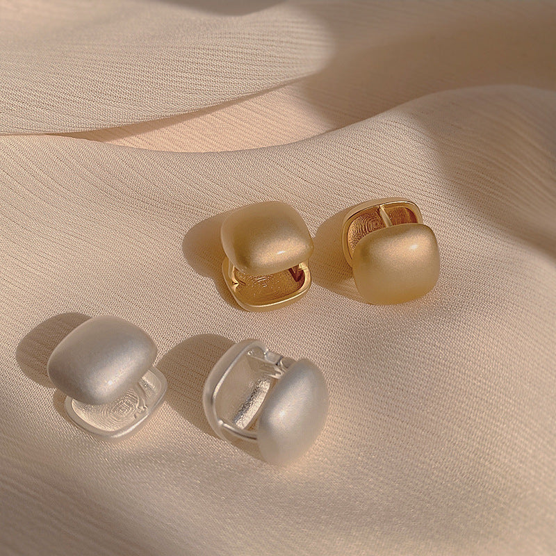 Stylish stud earrings with minimalist design Siopsrl