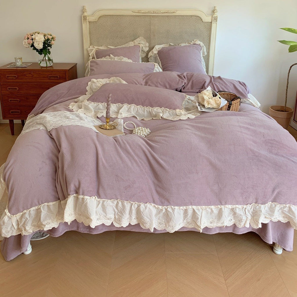 Cozy microfleece bedding set in vintage cottage style with cotton lace trim