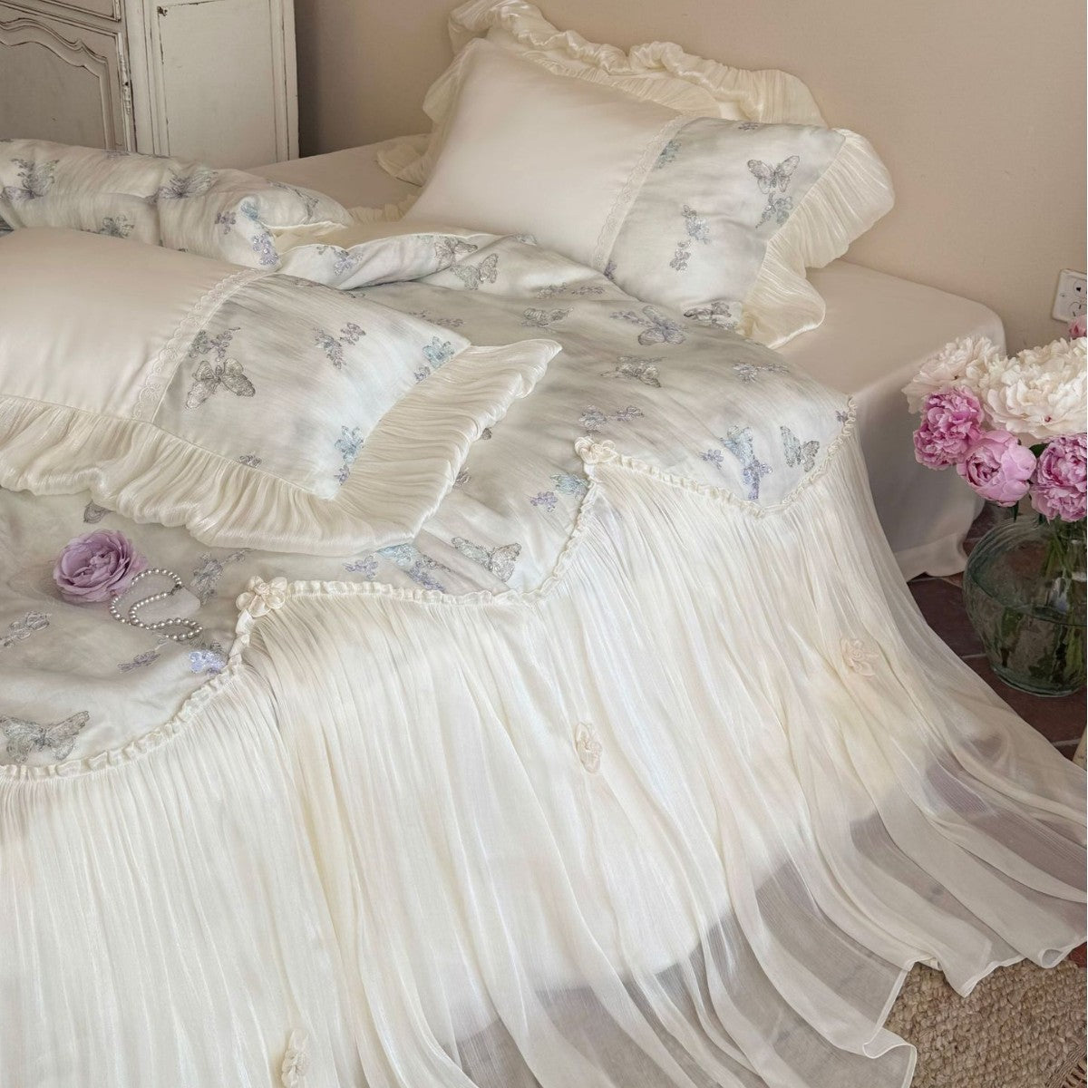 Romantic cotton bedding set with chiffon ruffle, embroidered butterflies and bed skirt Bowlift