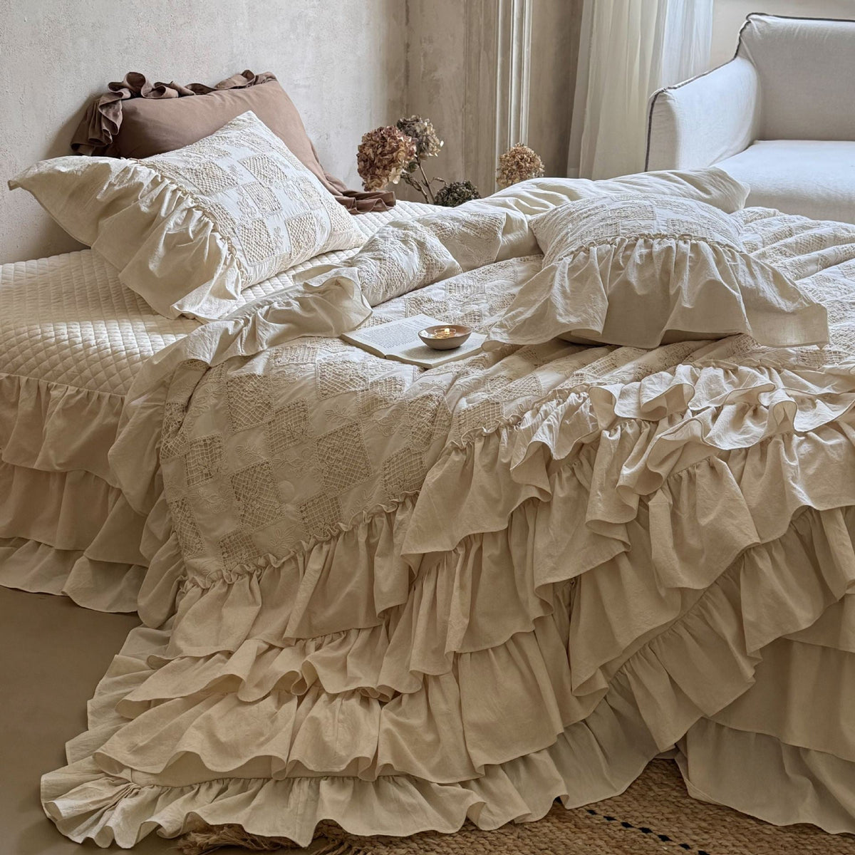 Ruffled bed linen set made of cotton quilt with stitch pattern and pillowcases