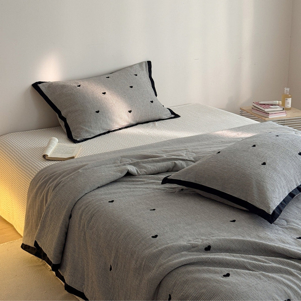 Quilted cotton bedspread set with heart motif and contrasting piping Bowlift