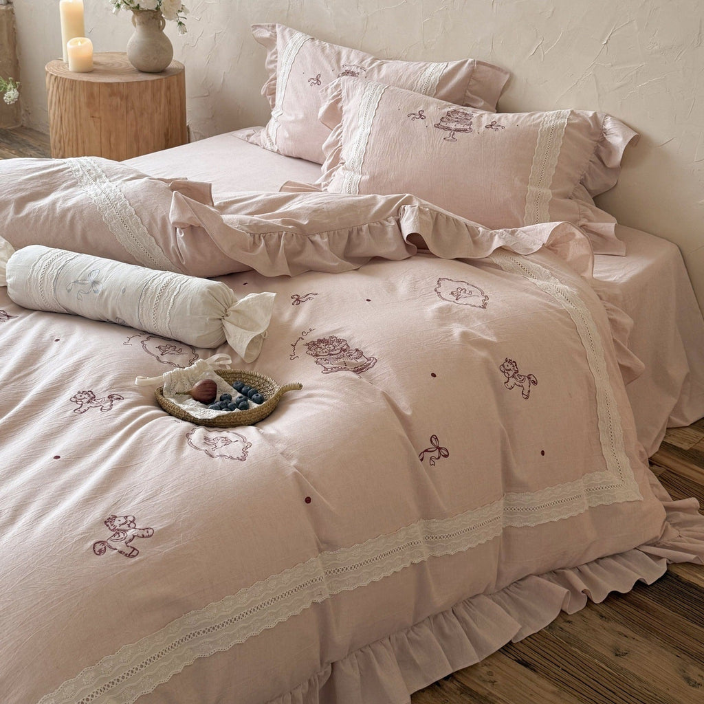 Bedding set with delicate embroidery and ruffled hem