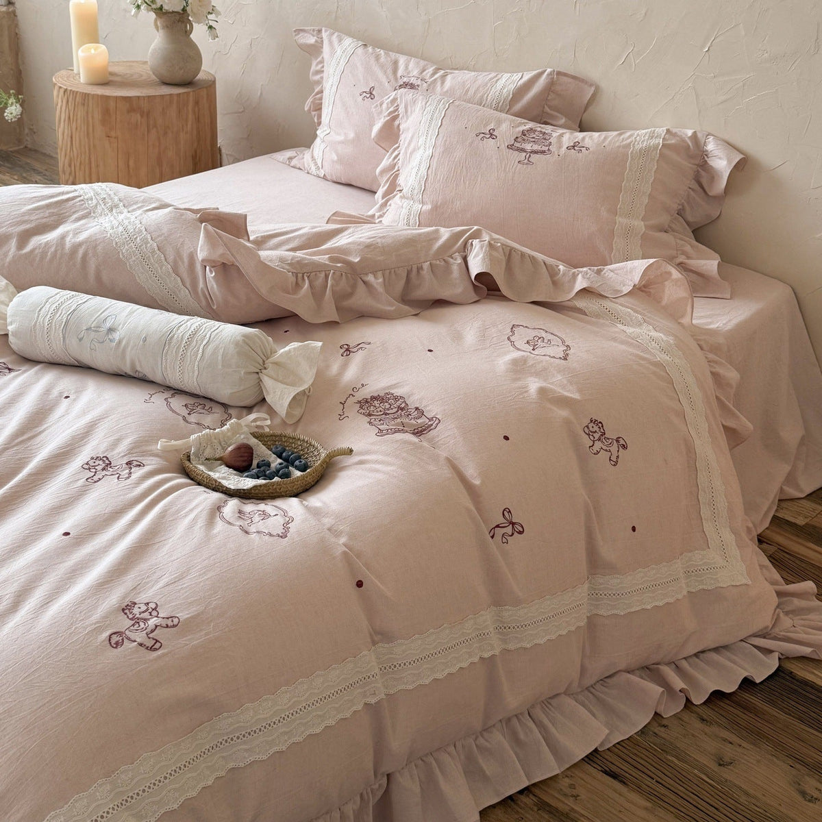 Bedding set with delicate embroidery and ruffled hem