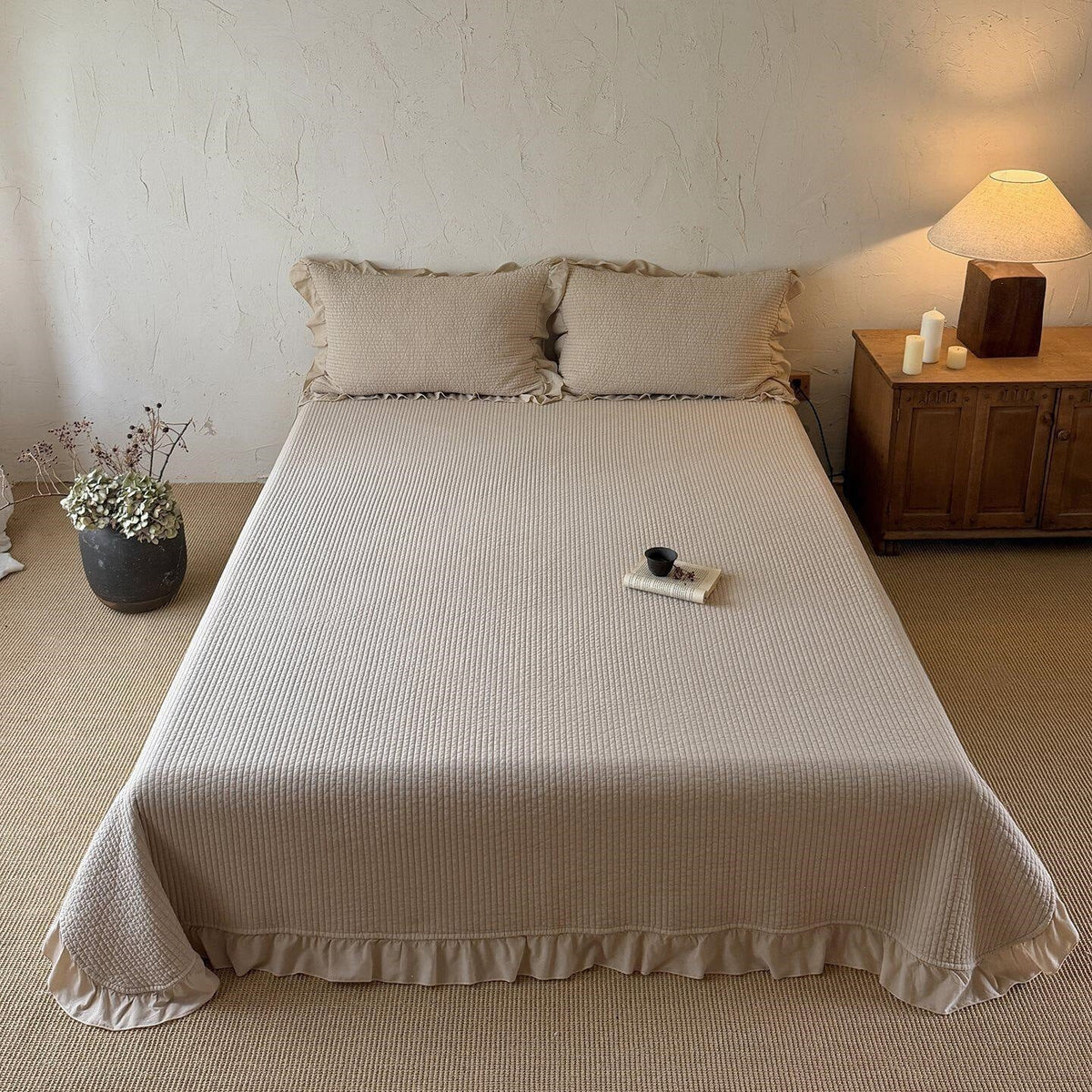 Quilted cotton bedspread and pillowcase set with ruffled edge