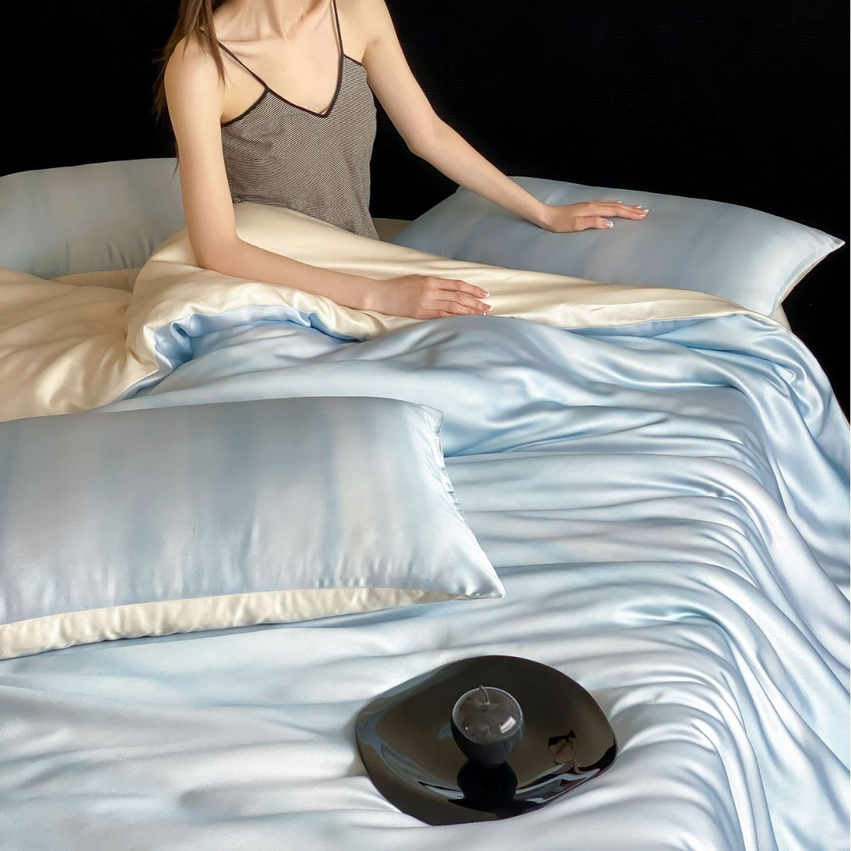 Elegant satin bedding set with silky shiny surface and breathable filling Bowlift