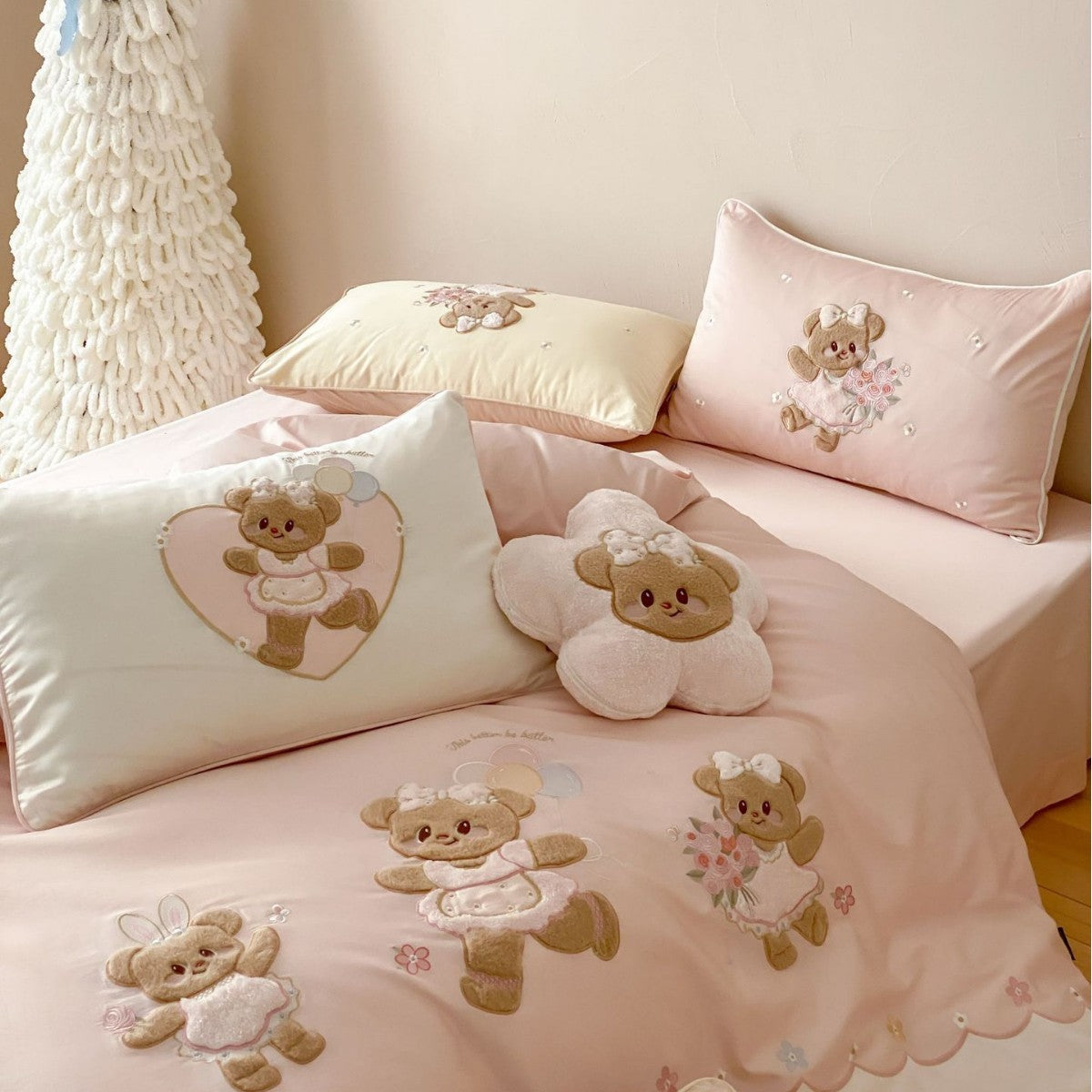 Children's bedding set with embroidered teddy bear appliqués and silky-soft cotton satin Bowlift