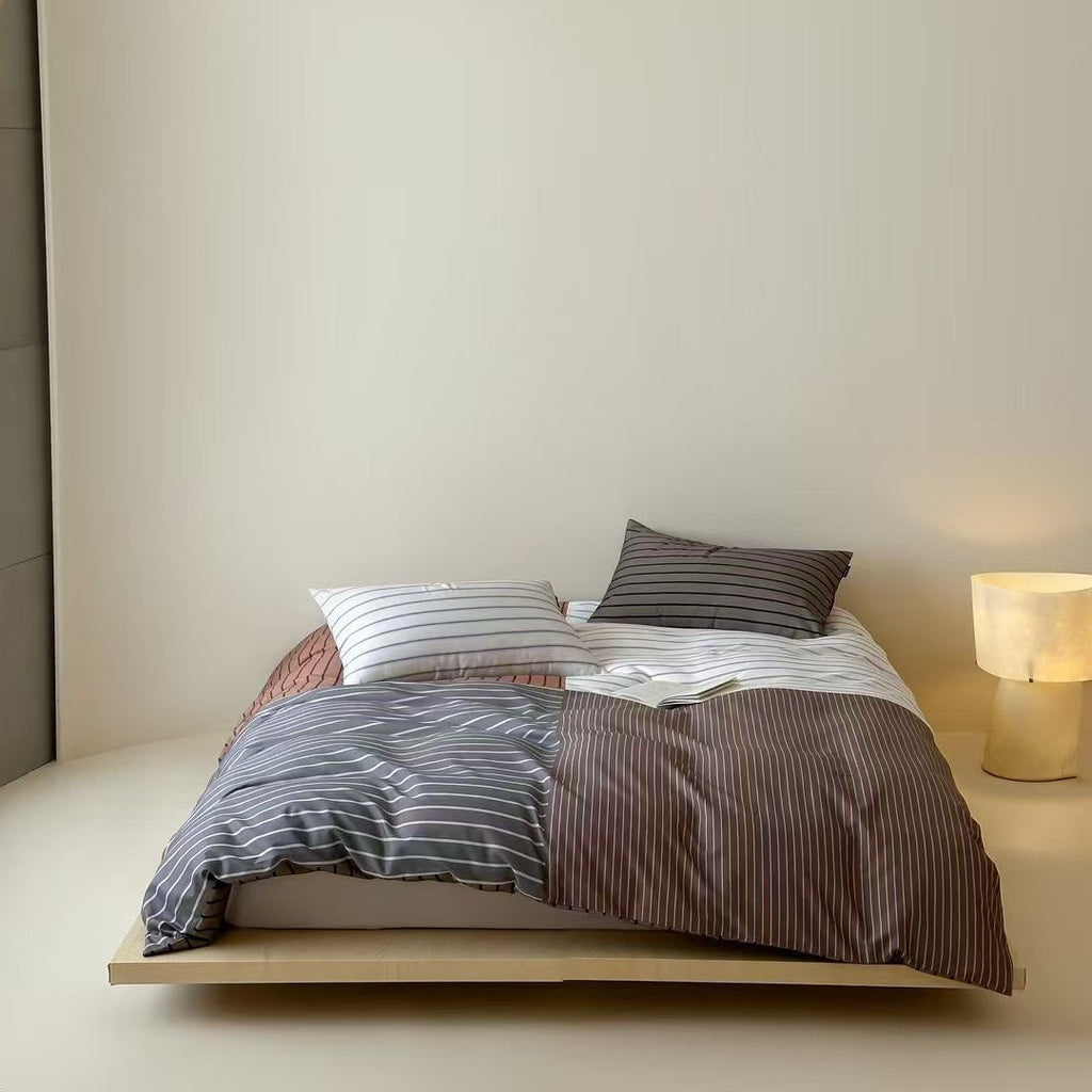 Stripe-pattern bedding set in a modern stripe mix made of breathable percale