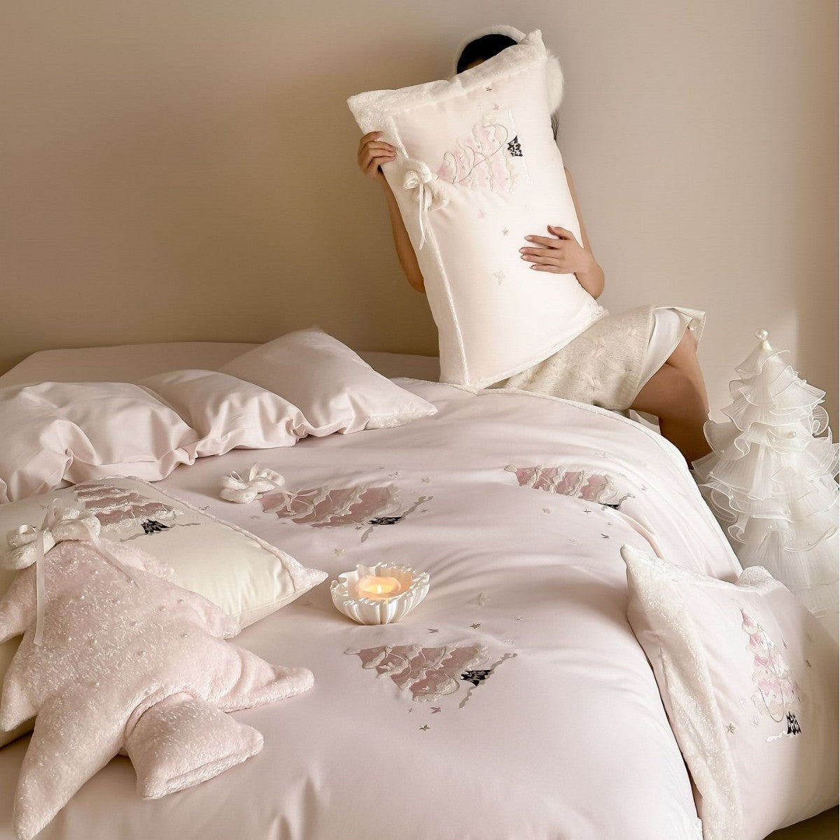 Cozy children's bedding set with 3D Christmas tree appliqué and velvet trim Bowlift