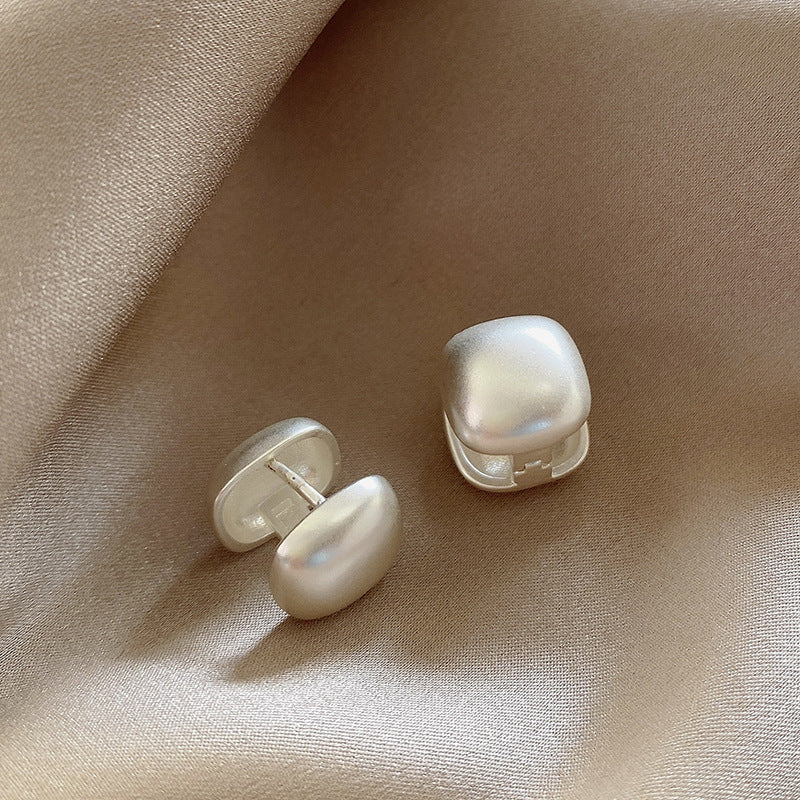 Stylish stud earrings with minimalist design Siopsrl