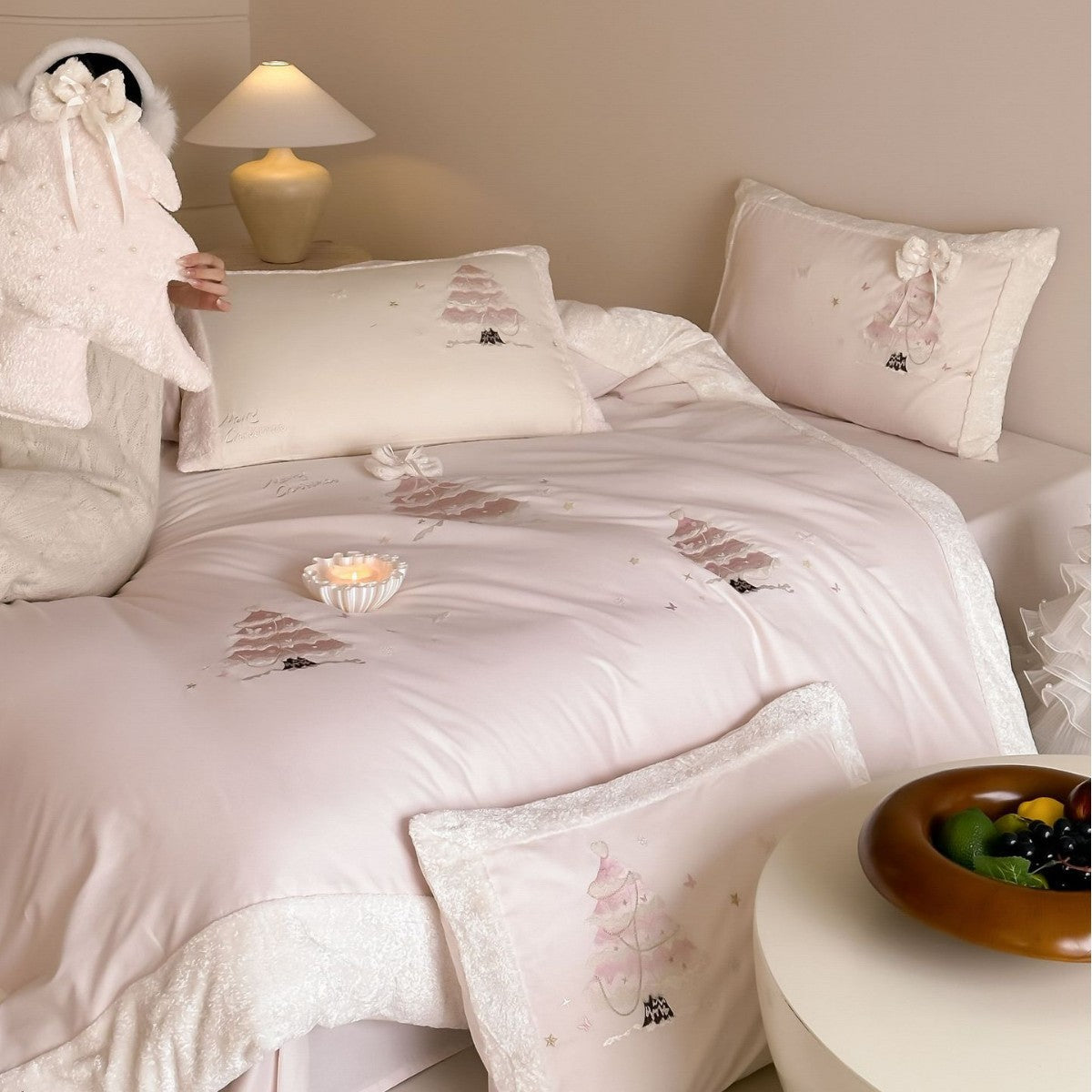 Cozy children's bedding set with 3D Christmas tree appliqué and velvet trim Bowlift