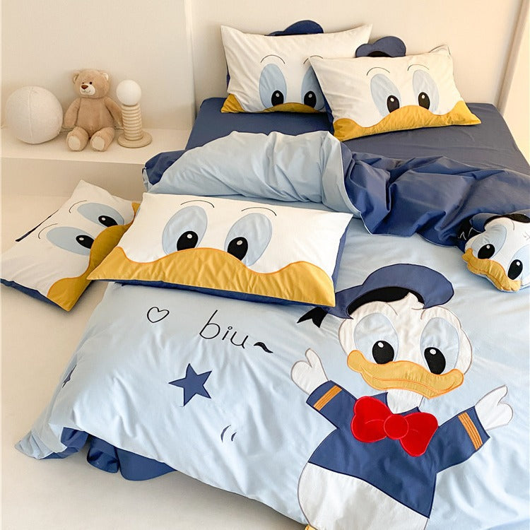 Children's bedding set with three-dimensional tiger applique and ear pillow