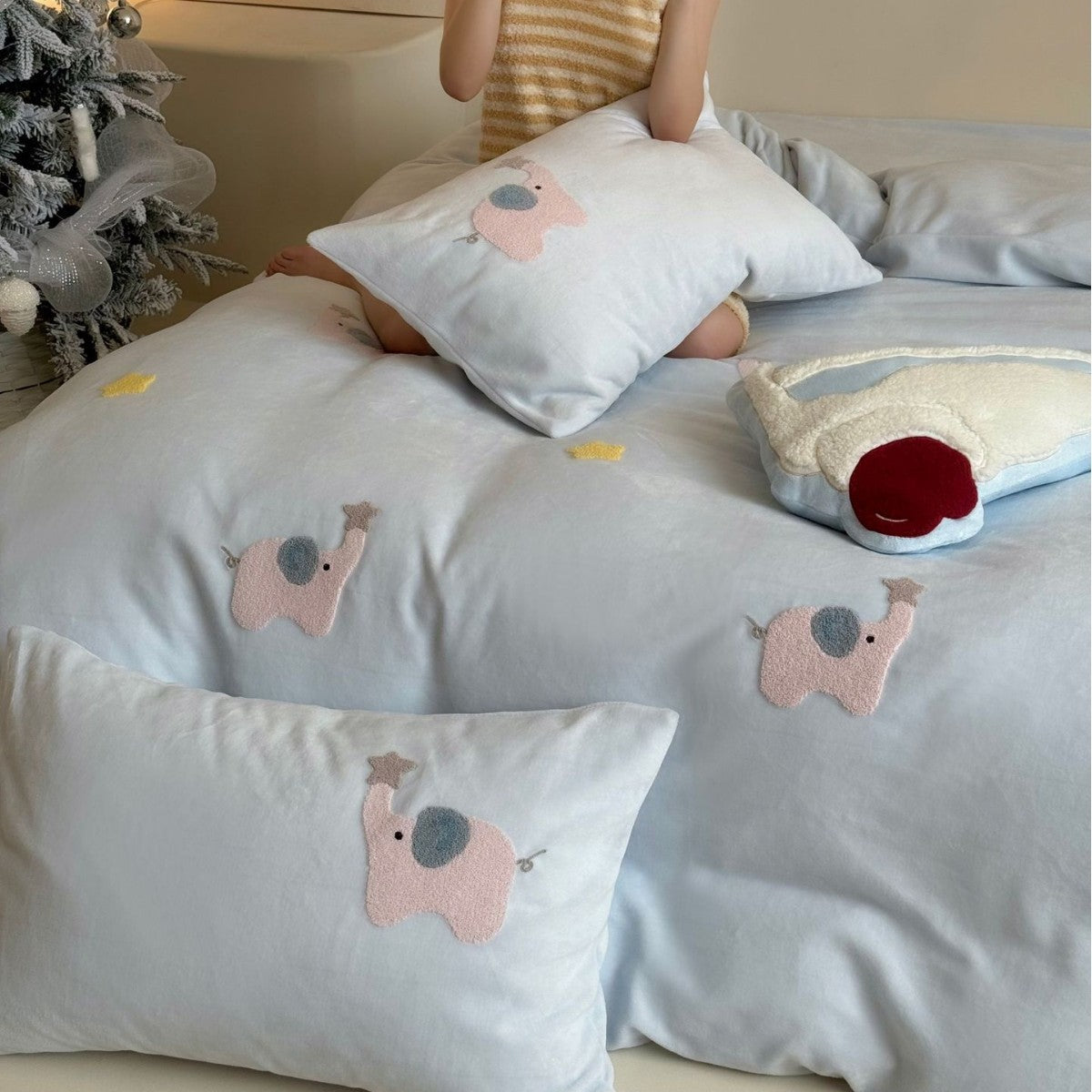 Children's bedding set made of fine cotton satin with applied elephant decorations and cozy quilt Bowlift