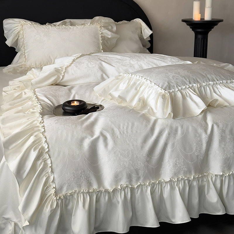 Jacquard-Satin bedding set with ruffled edge and decorative ruffle cushions