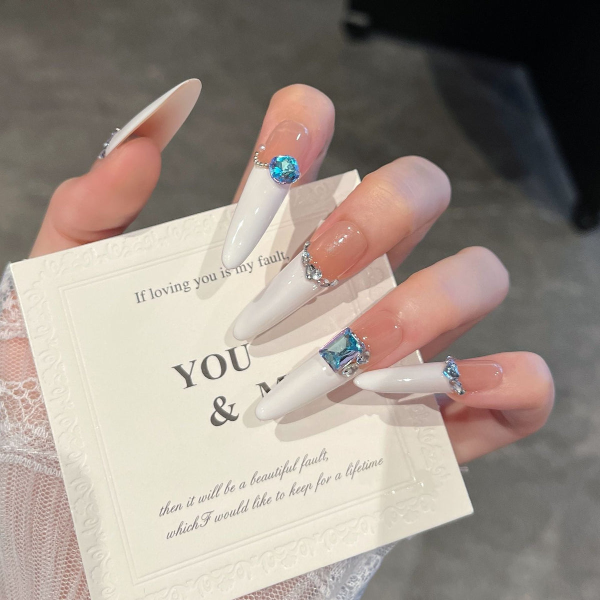Siopsrl | Decorative Press-On Nails with Gem Accents Siopsrl