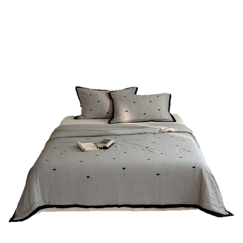 Quilted cotton bedspread set with heart motif and contrasting piping Bowlift