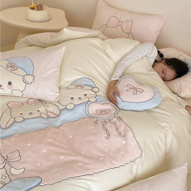 Kids bedding set with plush appliqués and motif embroidery