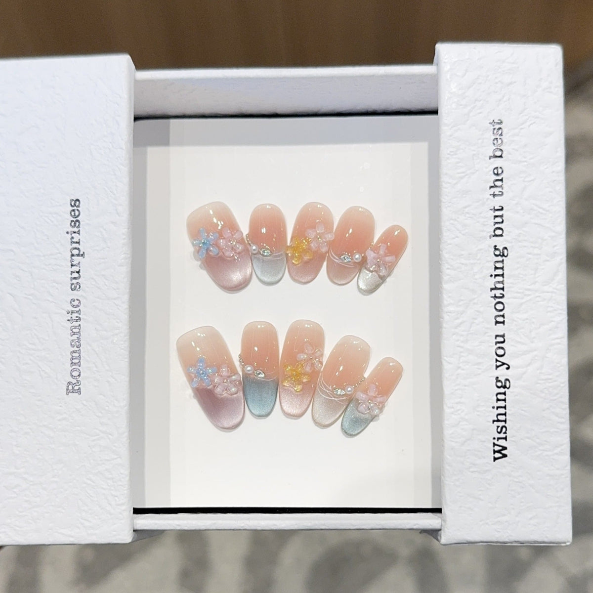 Siopsrl | Romantic artificial nails with floral accents Siopsrl