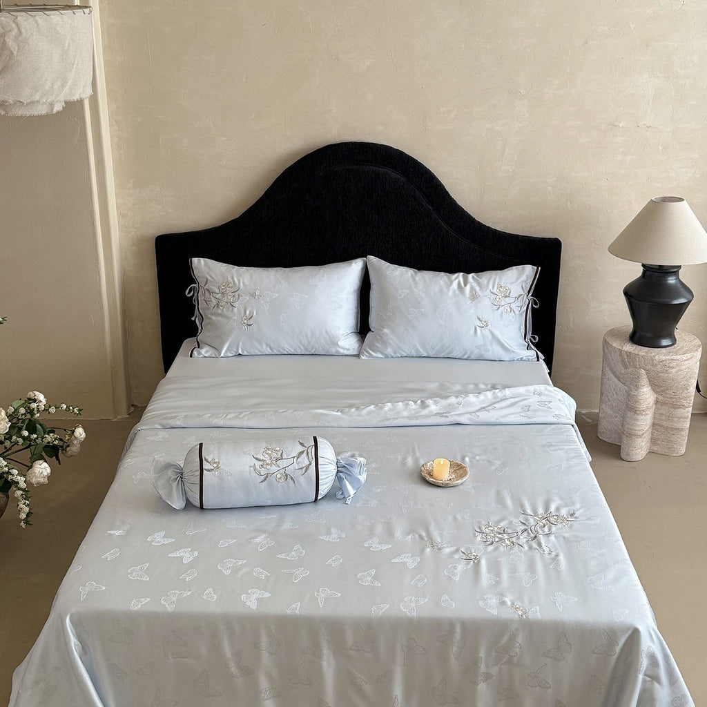 Light jacquard satin bed linen set with embroidered butterfly motif and decorative roll Bowlift