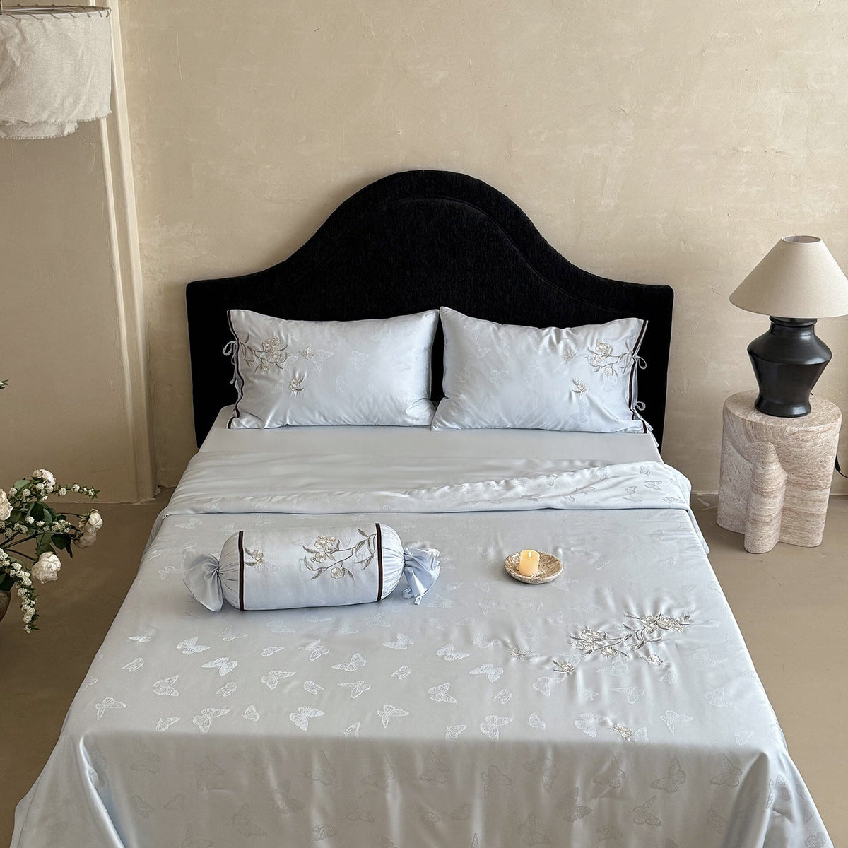Light jacquard satin bed linen set with embroidered butterfly motif and decorative roll Bowlift