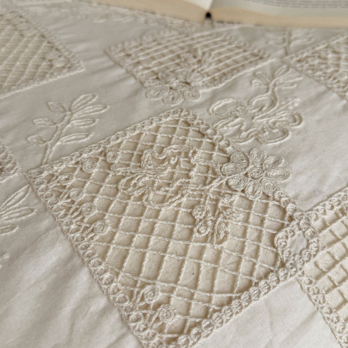 Ruffled bed linen set made of cotton quilt with stitch pattern and pillowcases