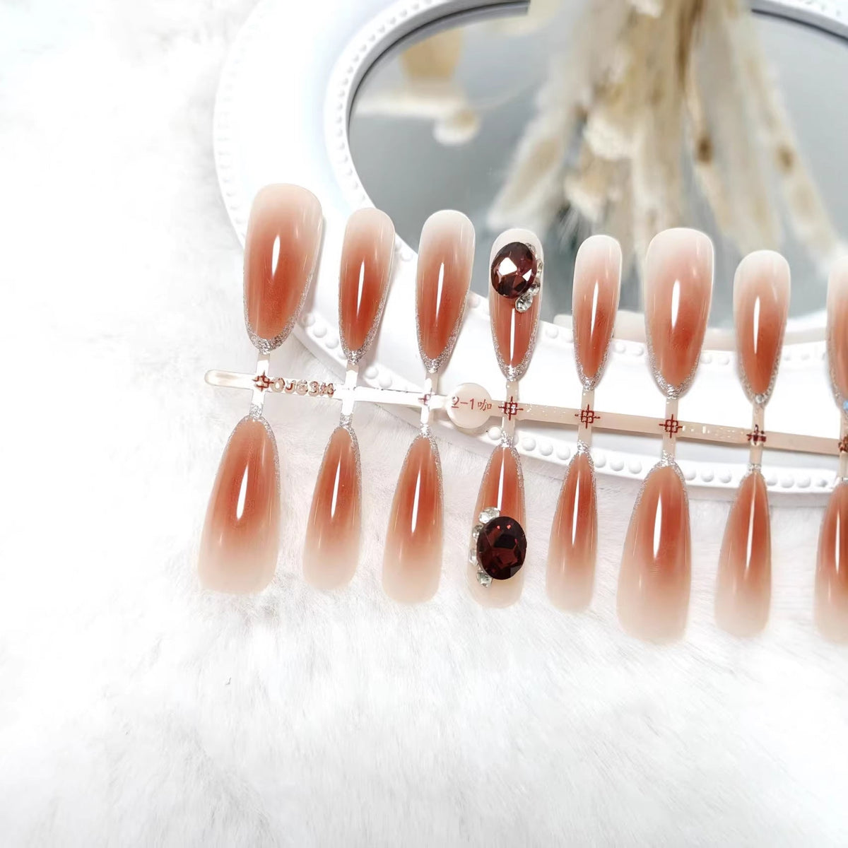 Siopsrl | Elegant Artificial Nails with Shimmering Gradient and Sparkling Accents Siopsrl