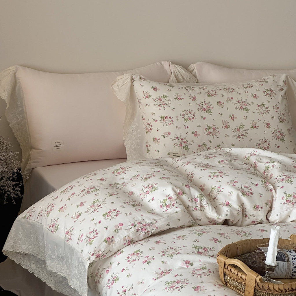 Cotton bedding set with lace ruffle and delicate floral print