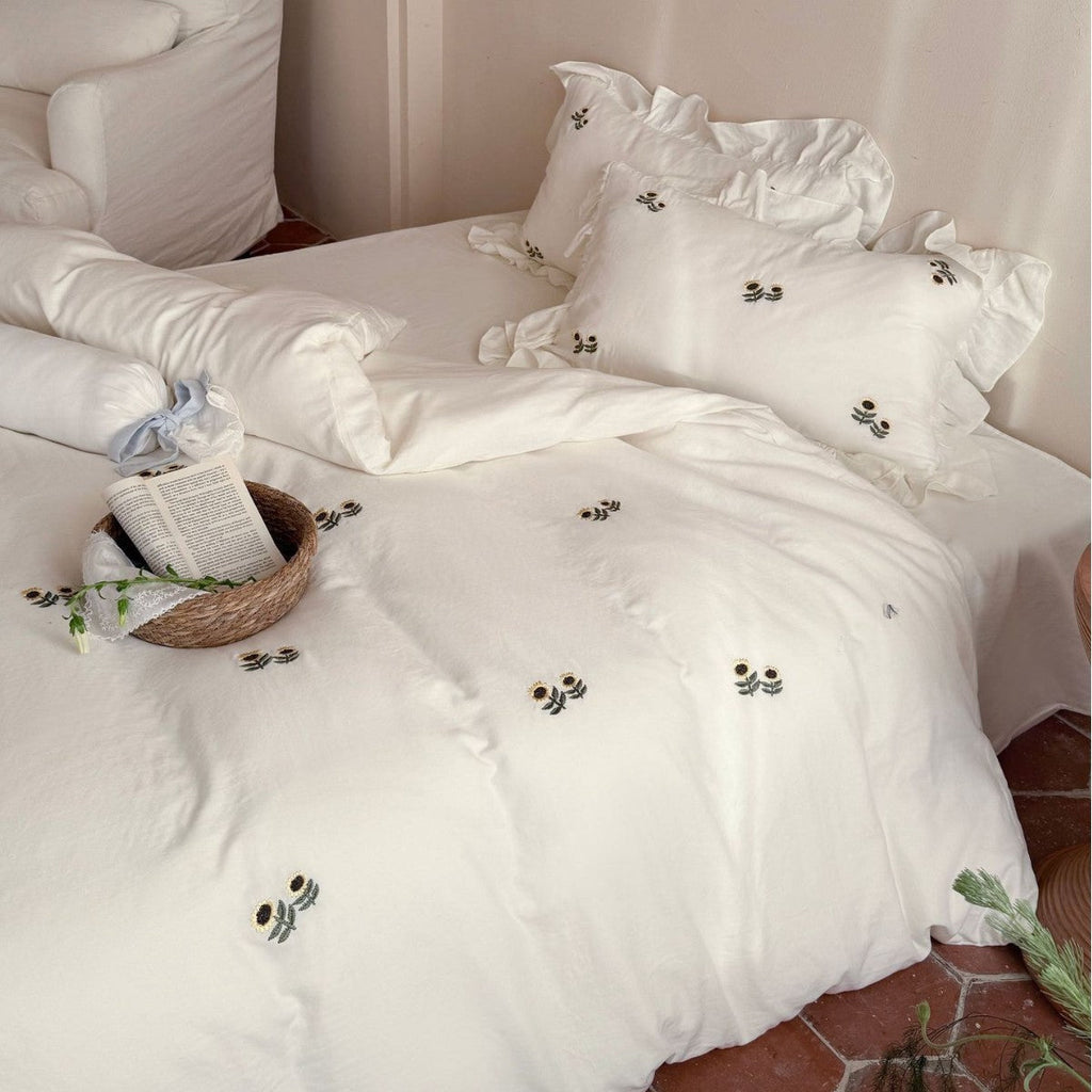 Bedding set made of linen-cotton blend with ruffled pillow and floral embroidery Bowlift