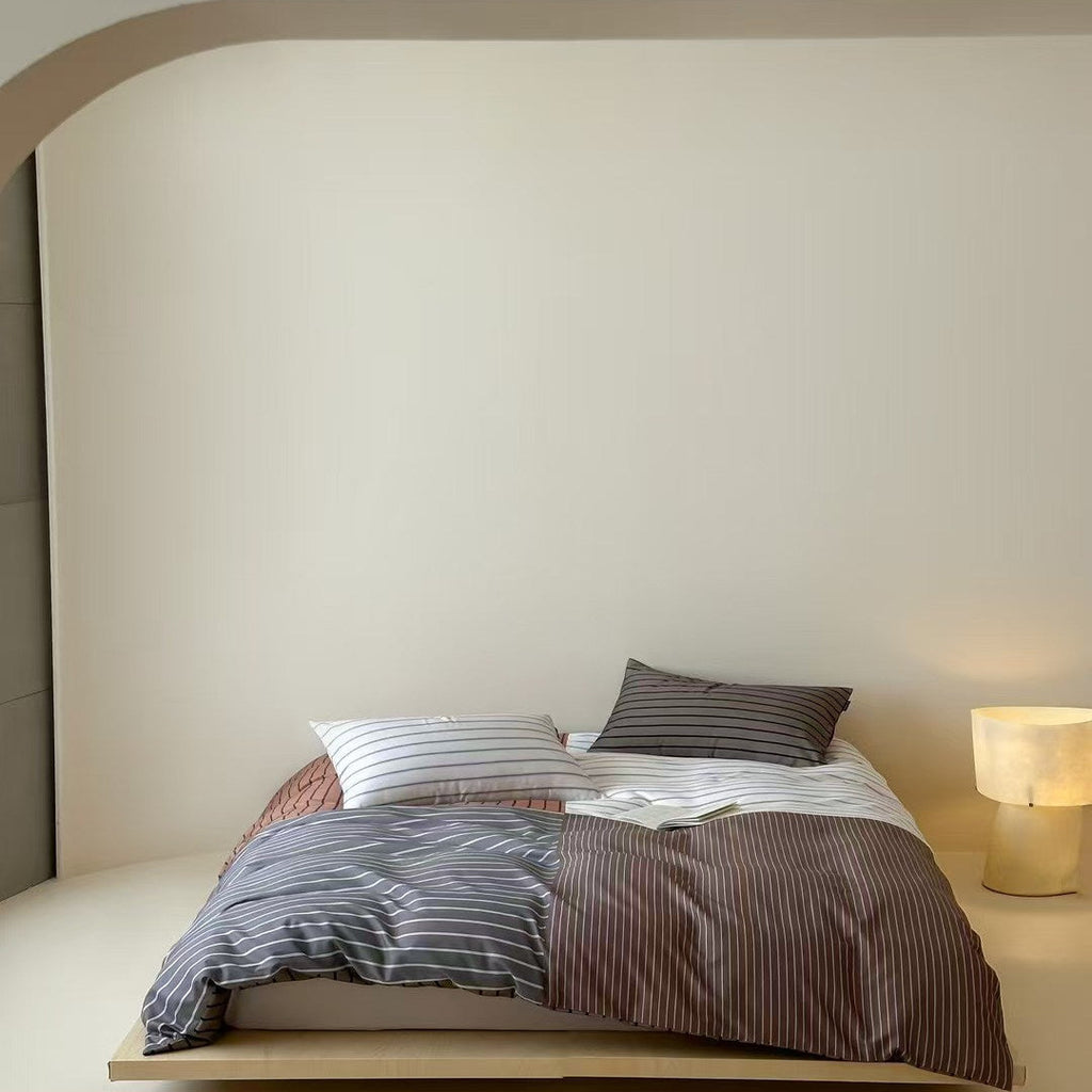 Stripe-pattern bedding set in a modern stripe mix made of breathable percale