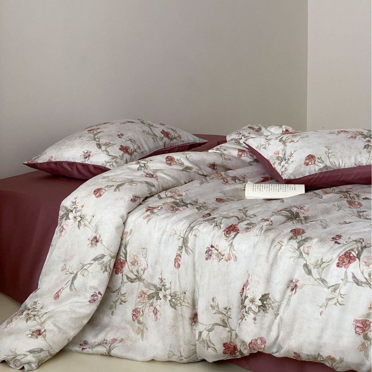 Bedding set made of cotton satin with floral vintage print