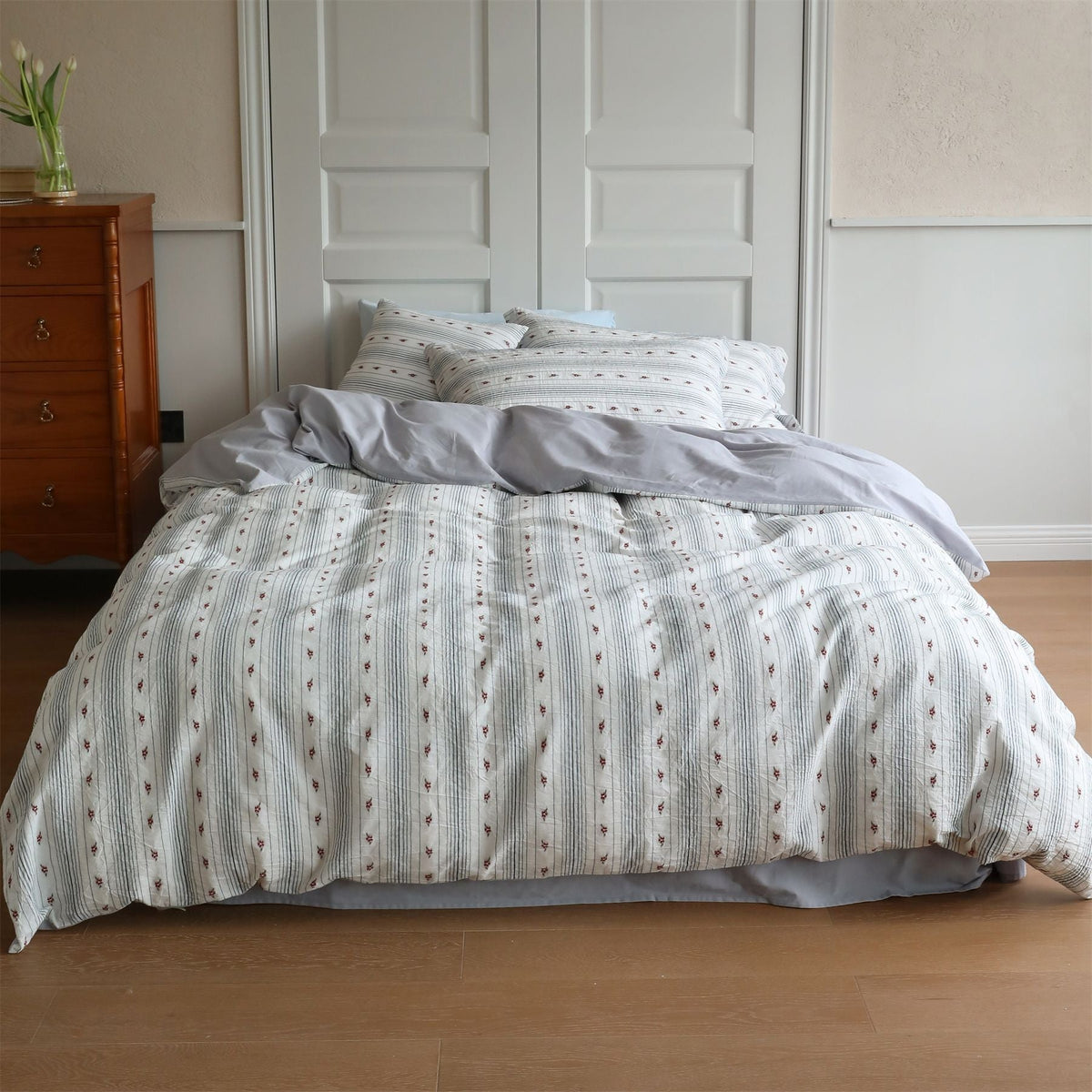 Quilted cotton bedding set with fine embroidery