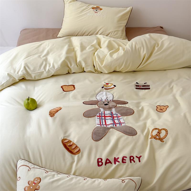 Bedding set made of cotton satin with embroidered baker motif