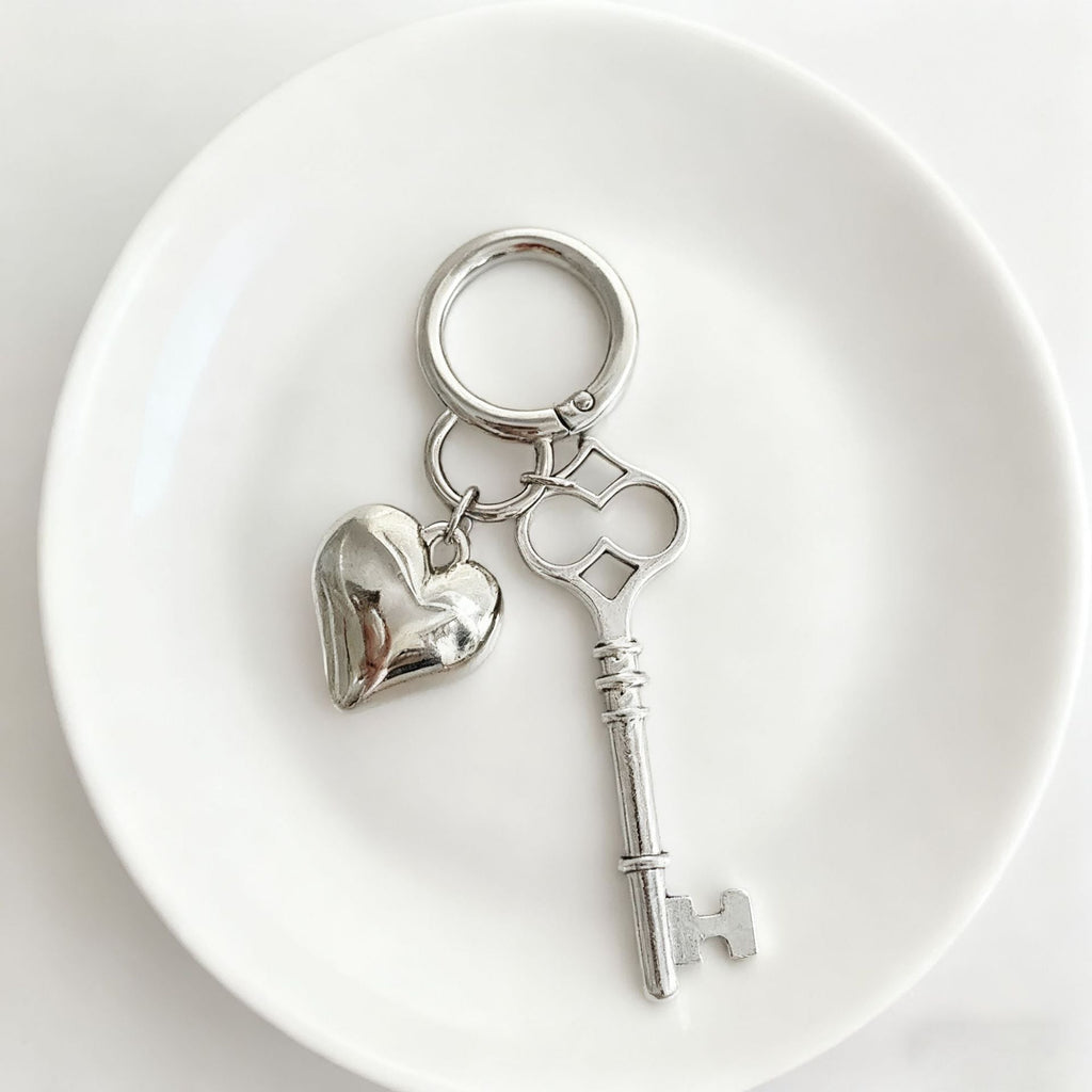 Siopsrl | Vintage-Inspired Heart and Key Keychain Siopsrl
