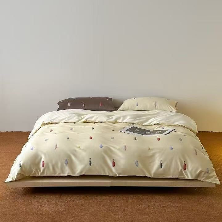 Bedding set made of cotton satin with double-sided stripe design