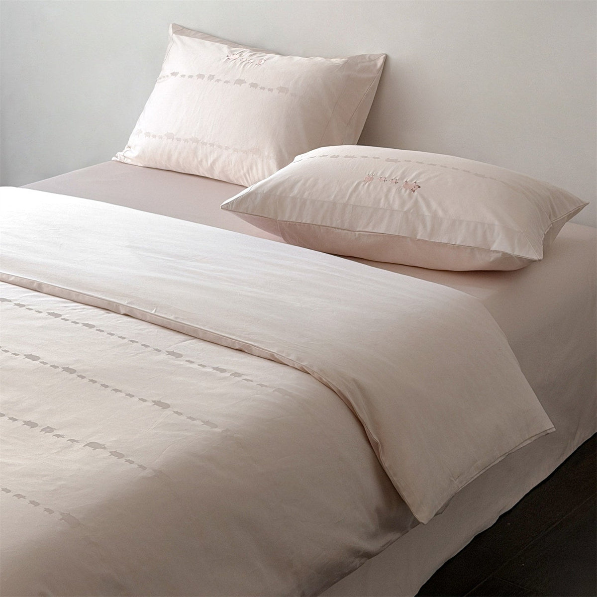 Finely woven cotton bedding set with embroidered animal border