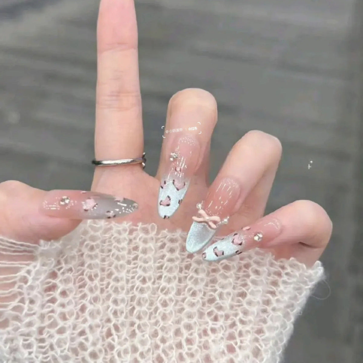 Siopsrl | Artistic Press-On Nail Design with Floral and Gemstone Accents Siopsrl