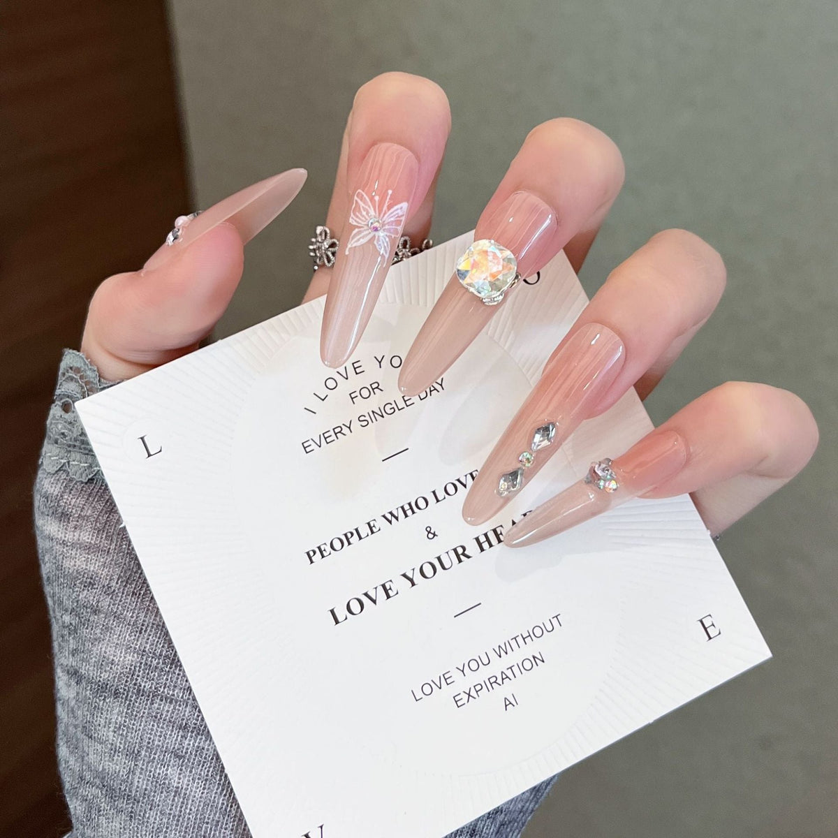 Siopsrl | Decorative Press-On Nails with Gem Accents Siopsrl