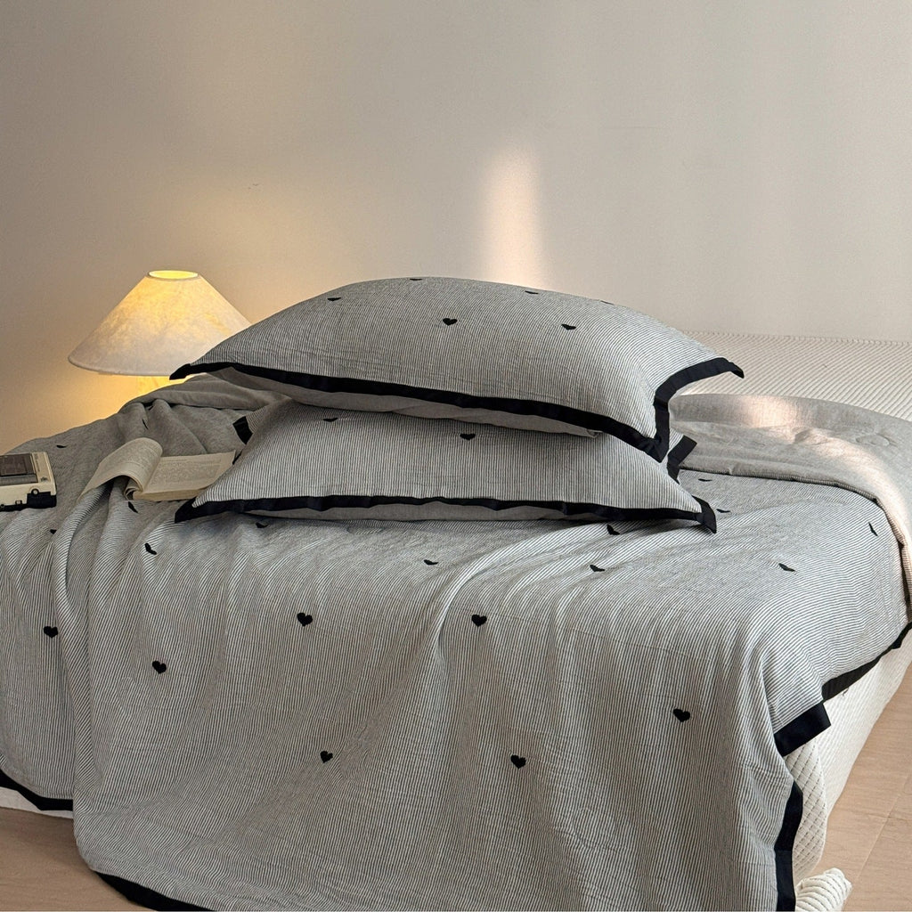 Quilted cotton bedspread set with heart motif and contrasting piping Bowlift