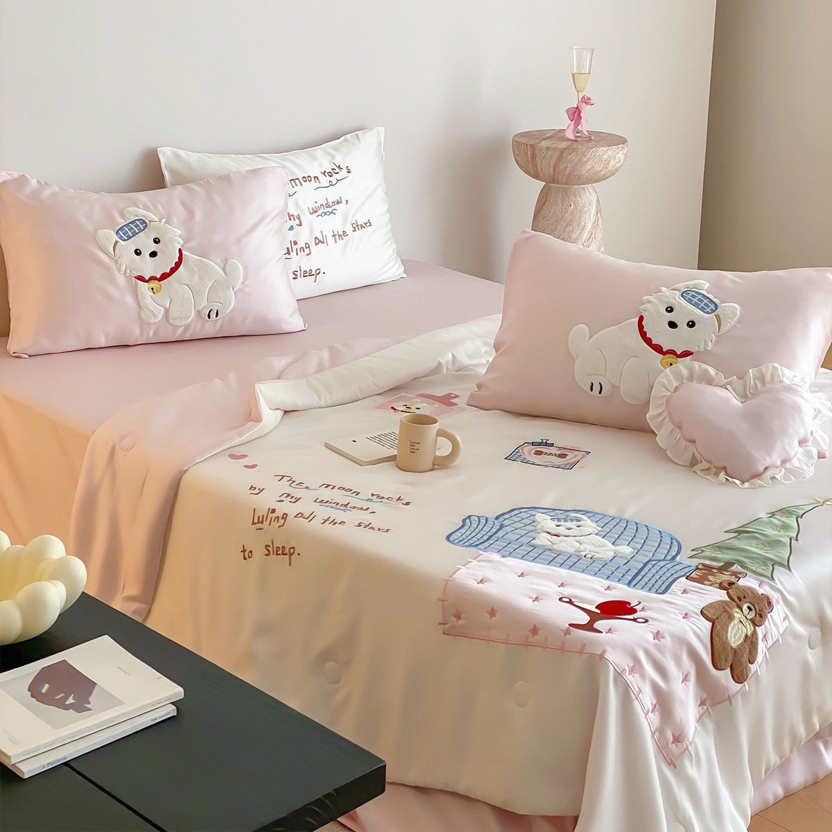 Playful satin bedding set with appliquéd animal motifs and quilted bedspread