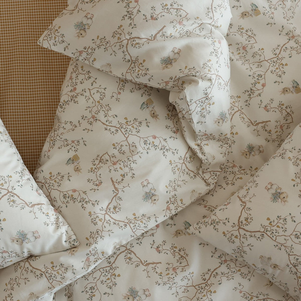 Cotton satin bedding set with fine watercolor floral pattern and soft touch