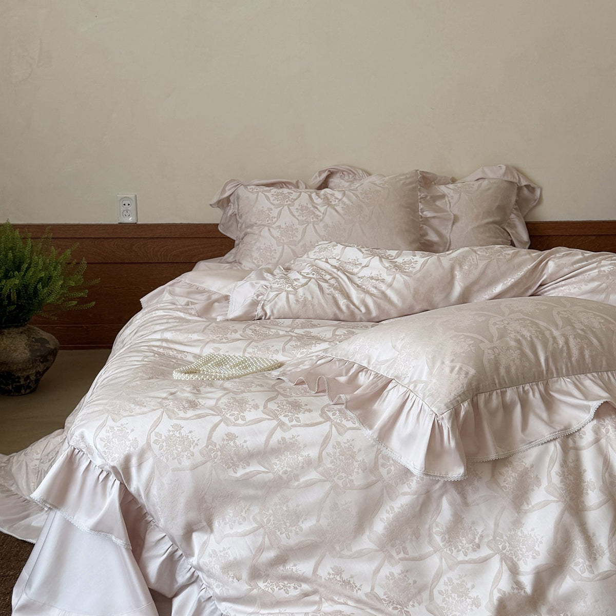Bed linen set in baroque jacquard with ruffle cushion Bowlift