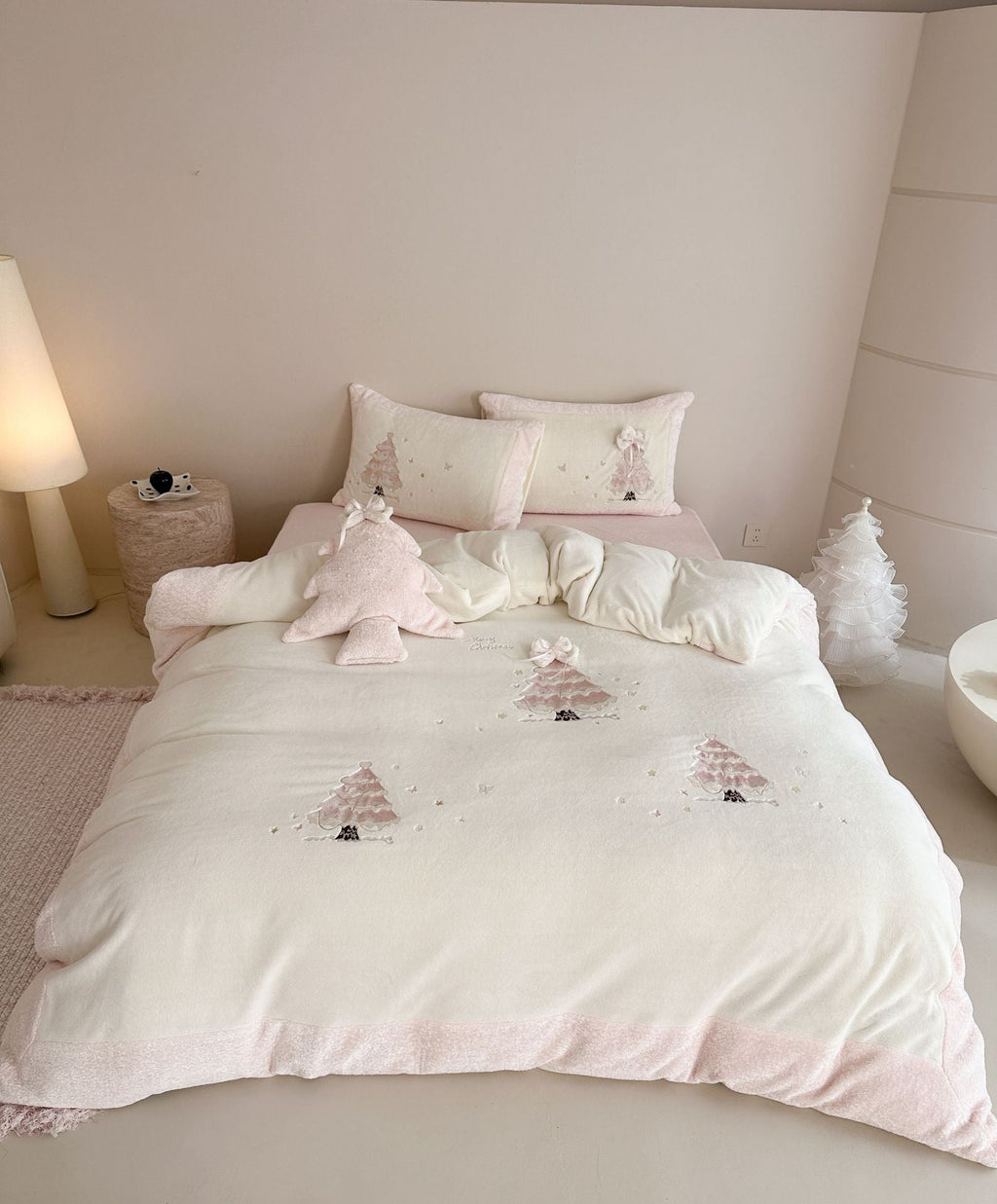 Cozy children's bedding set with 3D Christmas tree appliqué and velvet trim Bowlift