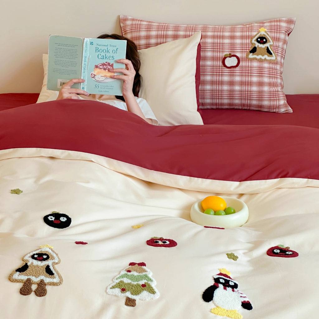 Children's bedding set with appliquéd winter figures and checkered ruffle