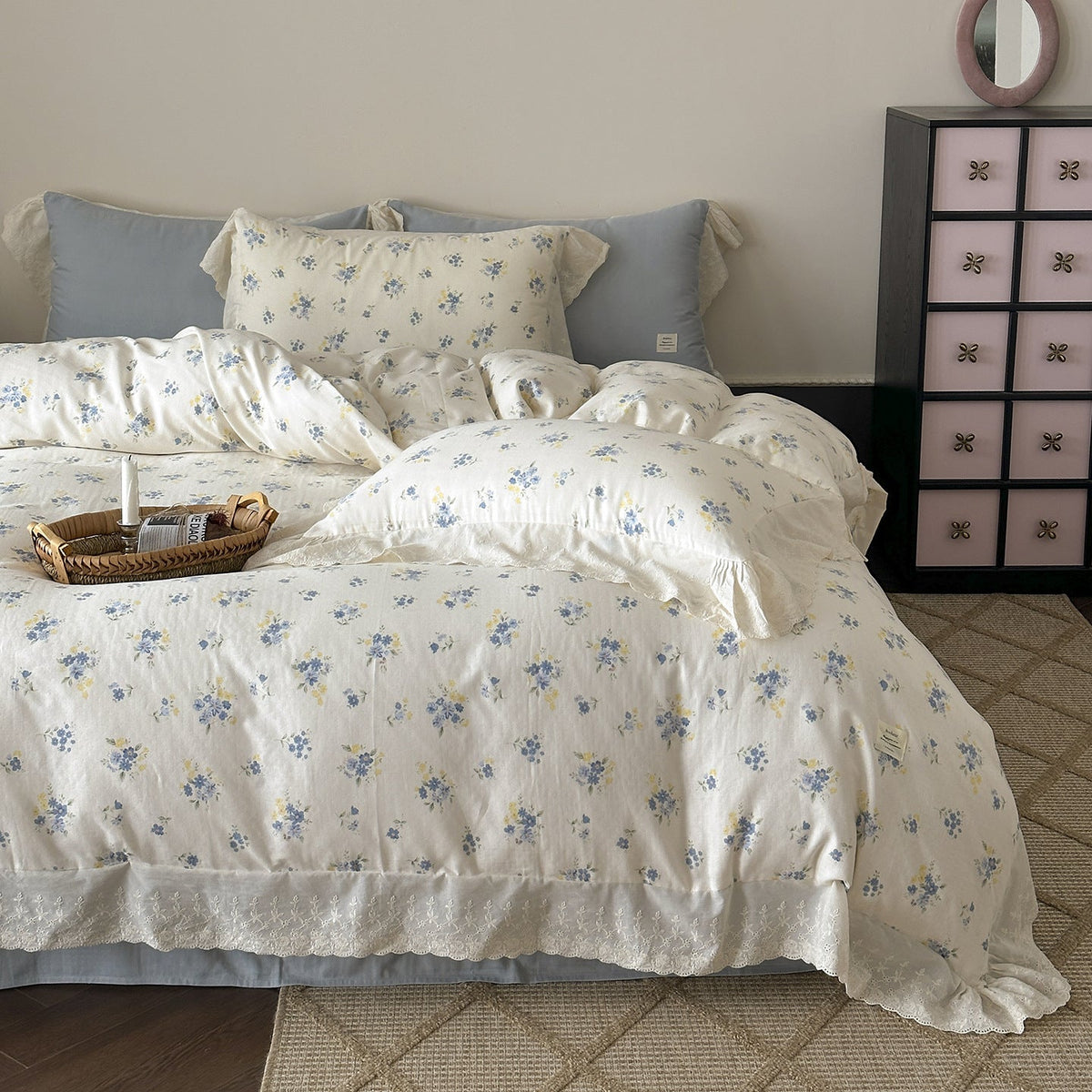 Cotton bedding set with lace ruffle and delicate floral print