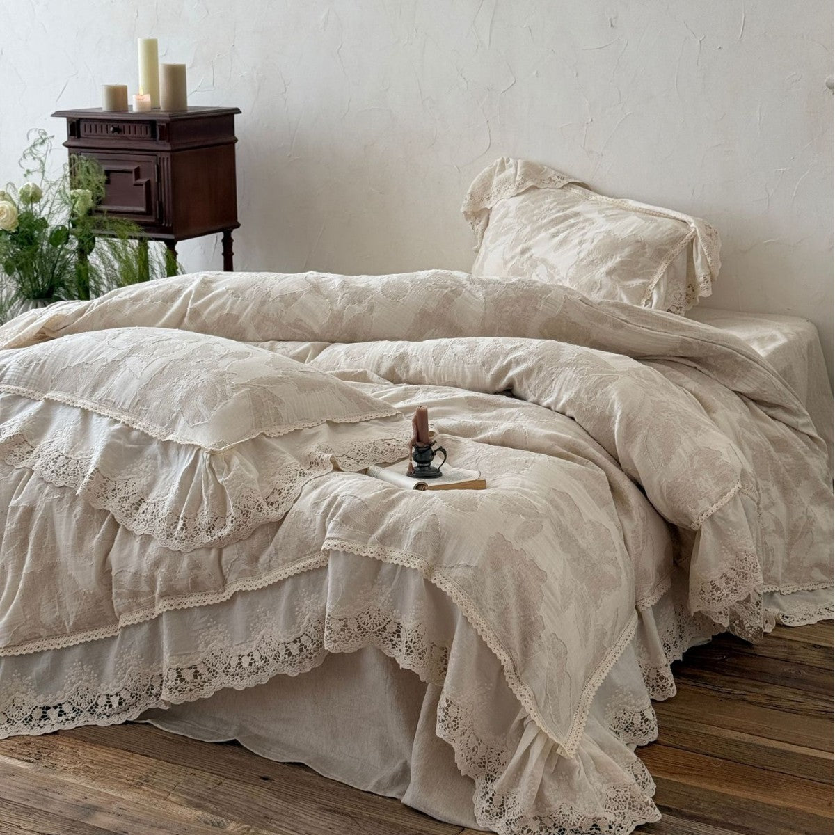 Bed linen set made of linen-cotton mix with large floral print and lace frill Bowlift
