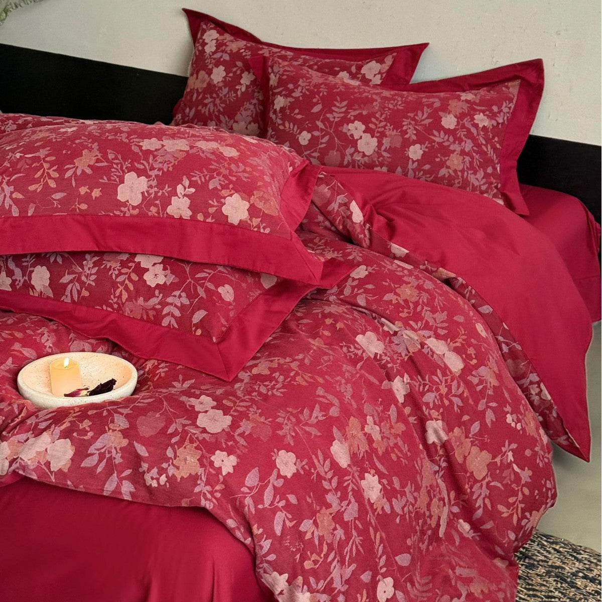 Premium bedding set made of cotton satin with floral jacquard and elegant linen edge Bowlift