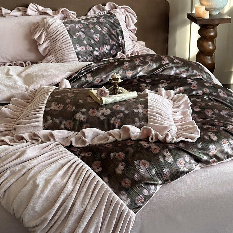 Samt bedding set with ruffled flounces and floral insertion