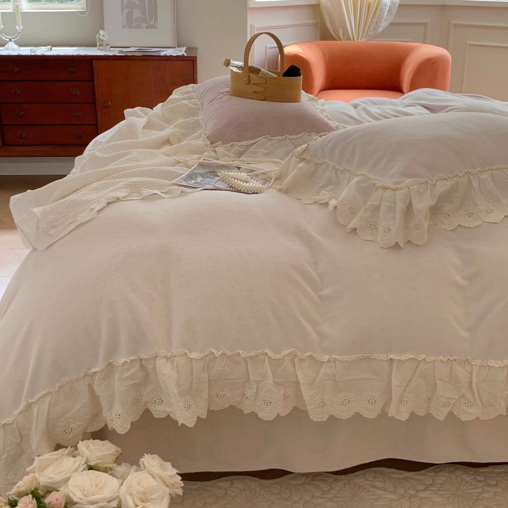 Cozy microfleece bedding set in vintage cottage style with cotton lace trim