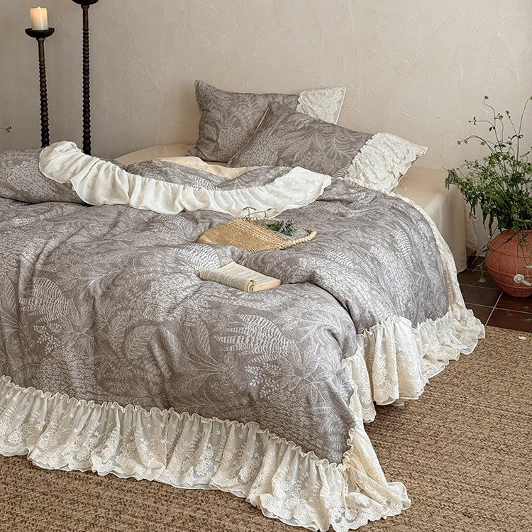 Romantic bed linen set with lace ruffle and linen look